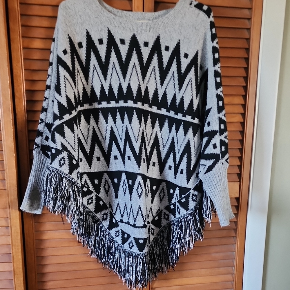 Glamour Black and Gray Patterned Fringe Poncho